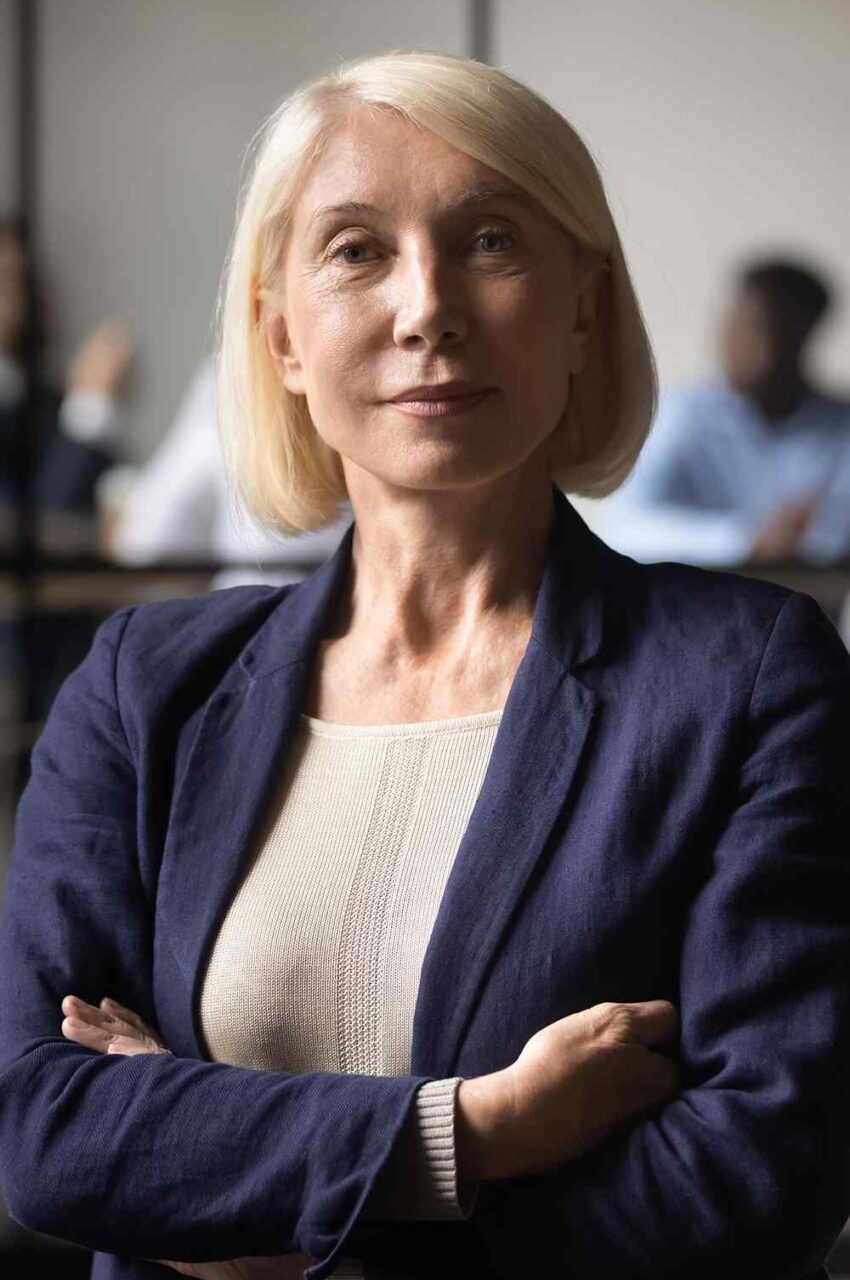 https://studyabroader.com/wp-content/uploads/2019/02/team_04-850x1280.jpg