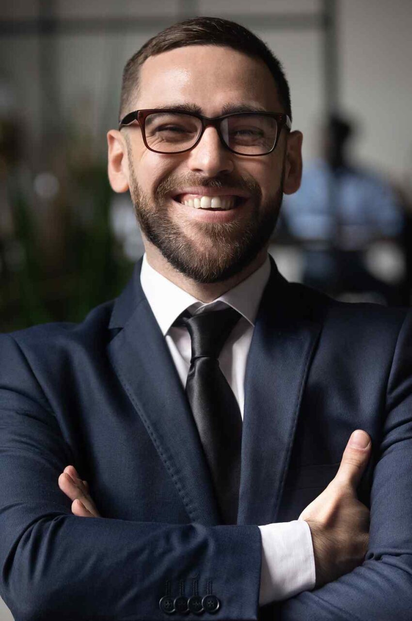 https://studyabroader.com/wp-content/uploads/2020/08/team_05-850x1280.jpg