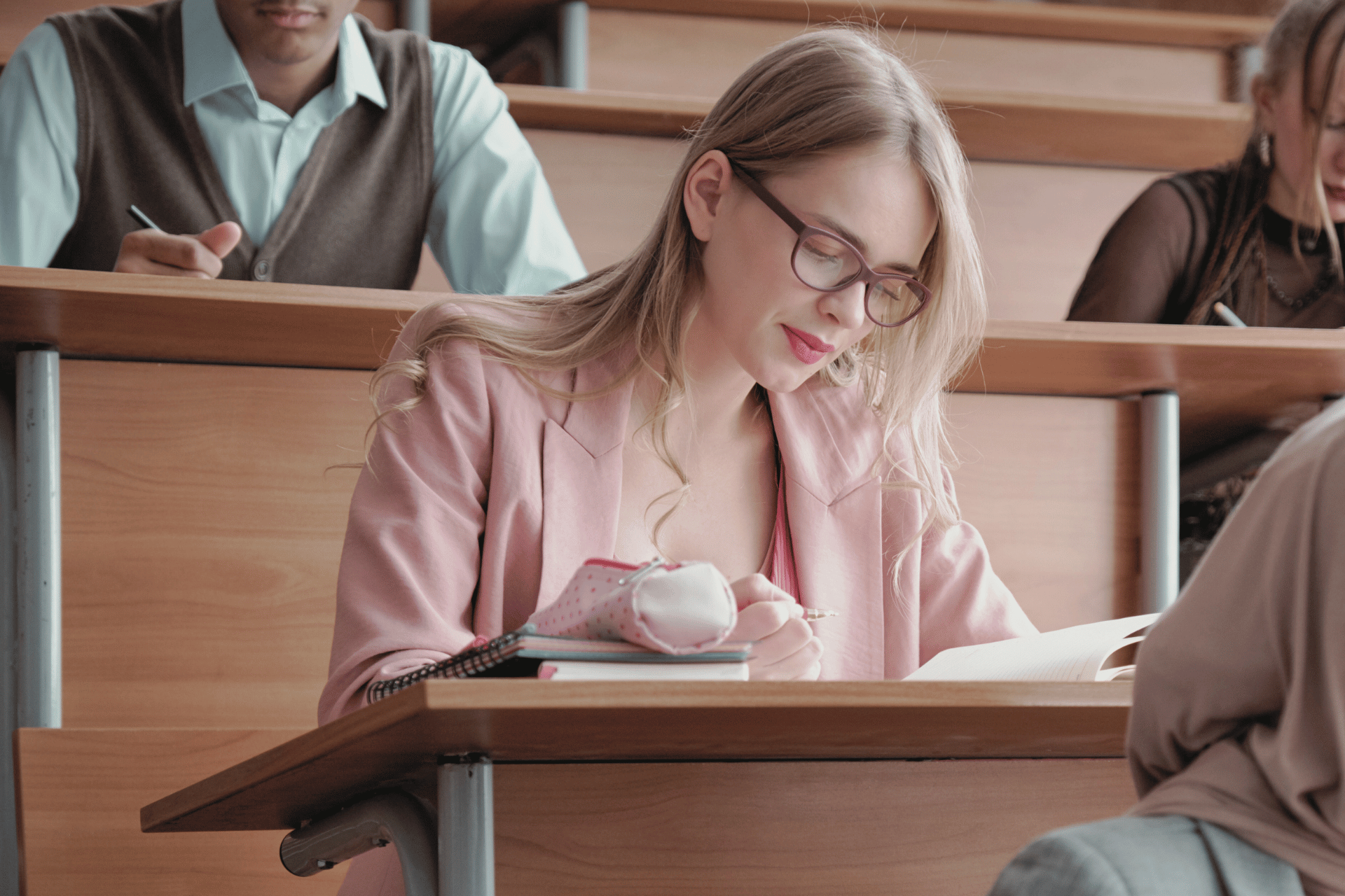https://studyabroader.com/wp-content/uploads/2025/07/2-5.png